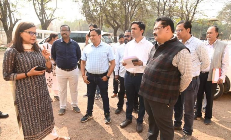 Lok-Sabha-Elections-2024-Collector-arrived-to-inspect-election-preparations