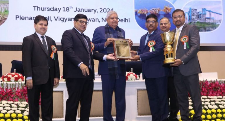 NMDC-received-the-award-from-Vice-President-Jagdeep-Dhankhar