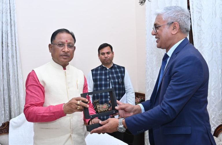 SECL-CMD-Dr-Prem-Sagar-Mishra-met-the-Chief-Minister-revenue-of-Rs-6000-crore-will-be-collected