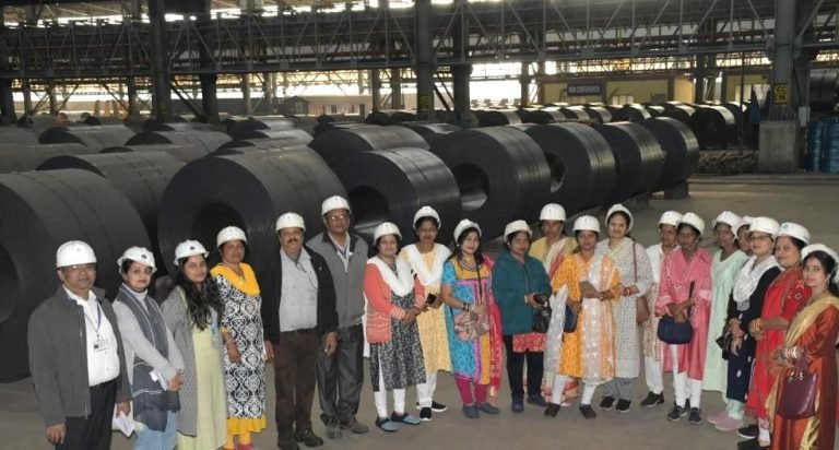 Wife-of-Rourkela-Steel-Plant-employees-visited-the-plant