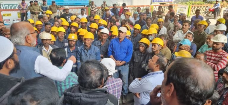 Before-the-SAIL-NJCS-meeting-in-Delhi-Jai-Jharkhand-Mazdoor-Samaj-got-angry-in-Bokaro-threatened-to-stop-chimney-smoke