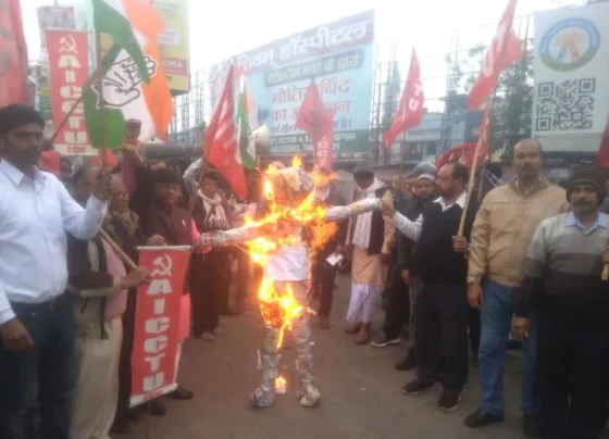 Bokaro Steel Plant employees set fire to the effigy of Modi government