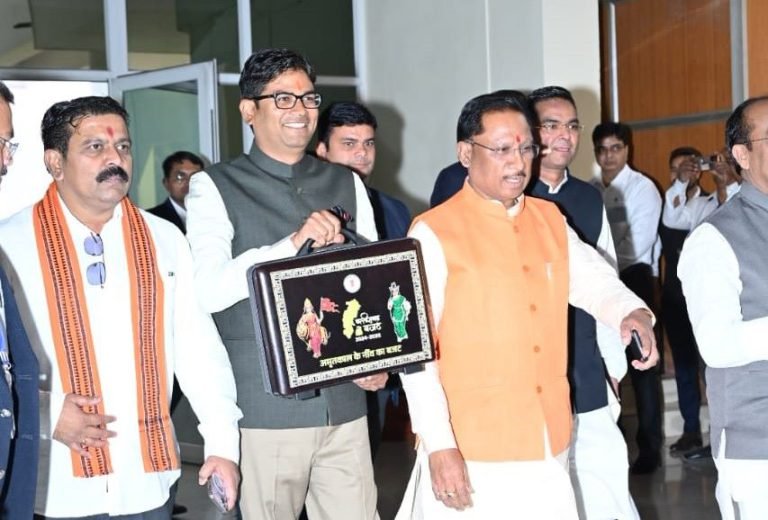 Chhattisgarh-Budget-2024-First-budget-of-CM-Vishnu-Dev-government-Finance-Minister-OP-Chaudhary-opened-the-box-read-who-got-what