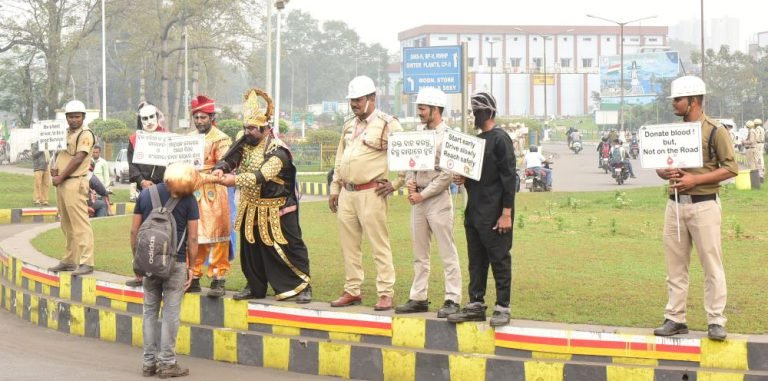 Employees-and-officers-were-going-to-Rourkela-Steel-Plant-Yamraj-vampire-was-standing-at-the-gate