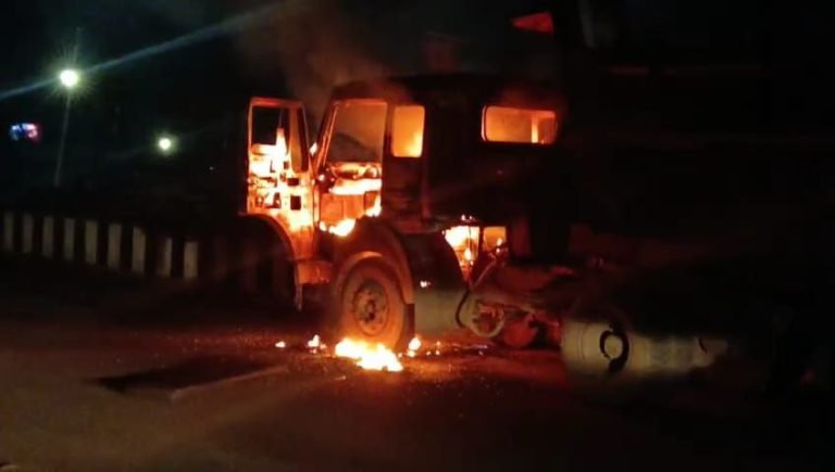 Fire-broke-out-in-a-truck-loaded-with-coal-created-panic