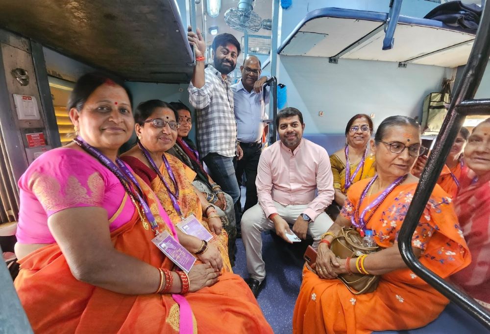अयोध्या के लिए भक्तों का जत्था रवाना, मनीष पांडेय ने दुर्ग स्टेशन पर की मुलाकात