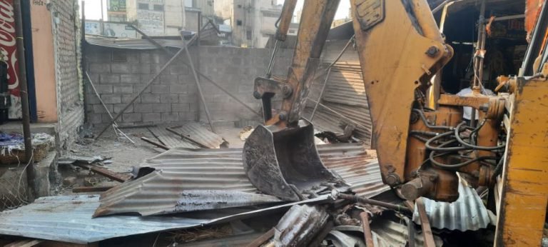 On-the-orders-of-High-Court-5-encroachers-in-Power-House-Sasta-Market-evicted-allottees-in-possession