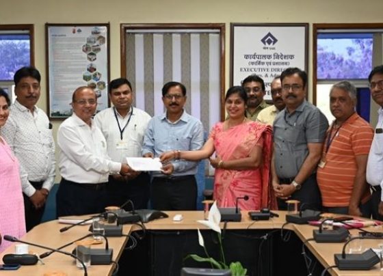 Bhilai Steel Plant hands over check of insurance premium of service members to United India Insurance Company