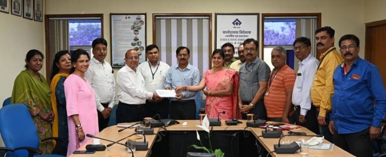 Bhilai-Steel-Plant-hands-over-check-of-insurance-premium-of-service-members-to-United-India-Insurance-Company