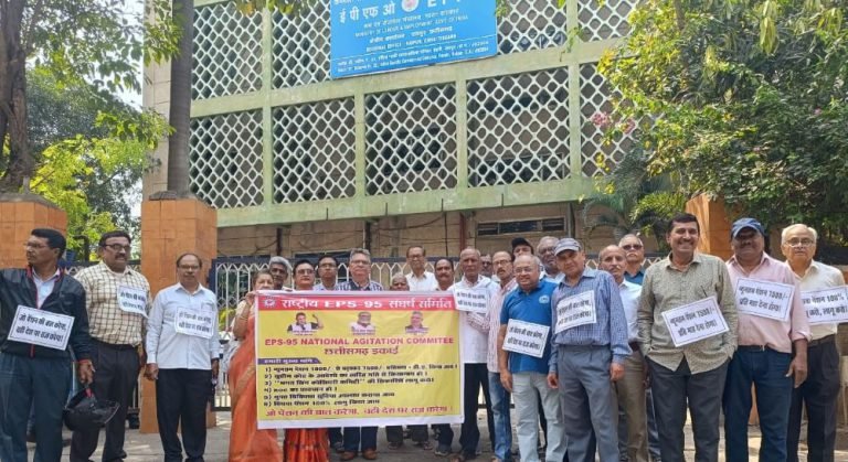 EPS-95-minimum-pension-Pensioners-across-the-country-surrounded-EPFO-__offices-threatened-to-boycott-elections