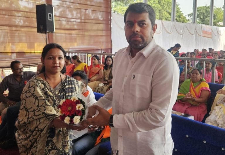 Nari-Shakti-Vandan-in-Bhilai-women-honored-by-Manish-Pandey