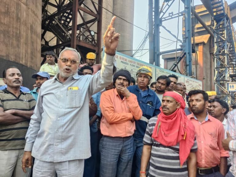 Protest-of-workers-of-Bokaro-Steel-Plant-Rajendra-Singh-roared-on-transactions-under-the-table-watch-video