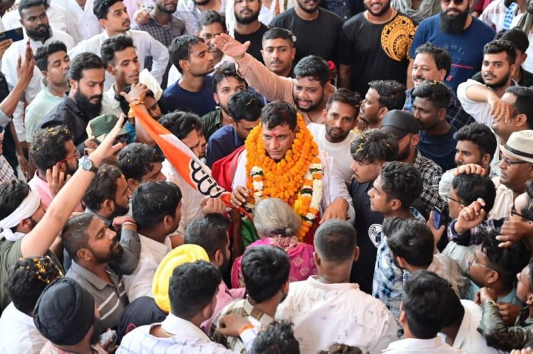 Thousands-of-people-came-with-tearful-eyes-to-bid-farewell-to-MLA-Devendra-Yadav-as-soon-as-the-train-got-late-the-group-left-for-Bilaspur-by-car