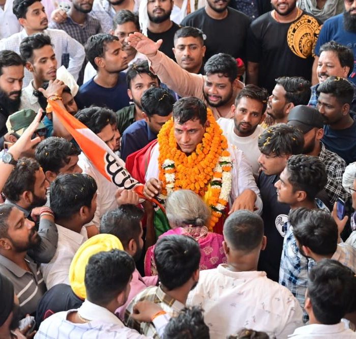Thousands of people came with tearful eyes to bid farewell to MLA Devendra Yadav, as soon as the train got late, the group left for Bilaspur by car