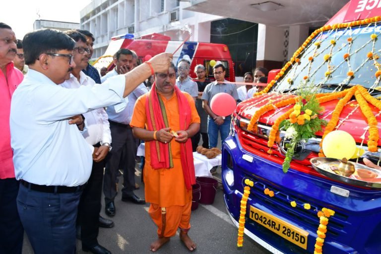 Bokaro-Steel-Plant-4-new-ambulances-gifted-to-Bokaro-General-Hospital-this-is-the-helpline-number