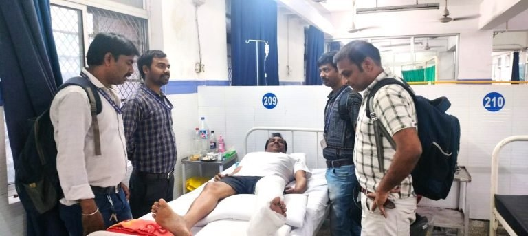 SAIL-BSL-NEWS-BAKS-officials-met-the-injured-in-road-accident-and-victims-of-HSM-incident