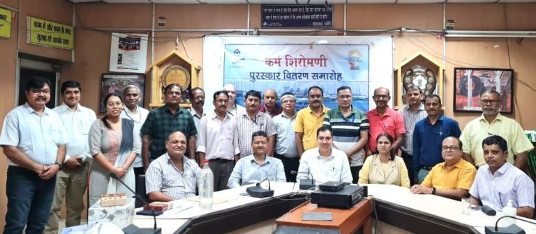 SAIL-BSP-NEWS-Employees-of-Merchant-and-Wire-Rod-Mill-receive-Shiromani-Award-happy-faces