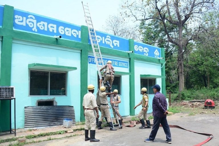 Siren-echoed-in-Rourkela-Steel-Plant-fire-brigade-reached-the-spot-everything-was-saved