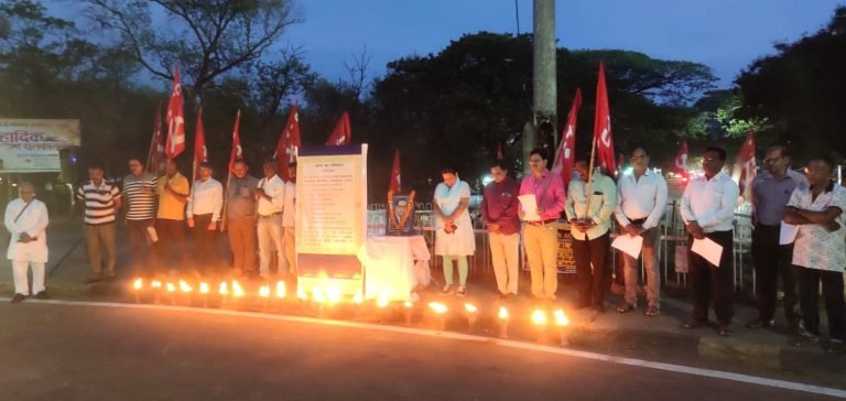 Tribute-to-the-martyrs-of-Jallianwala-Bagh-by-lighting-a-torch-in-Bhilai-reading-the-Preamble-of-the-Constitution