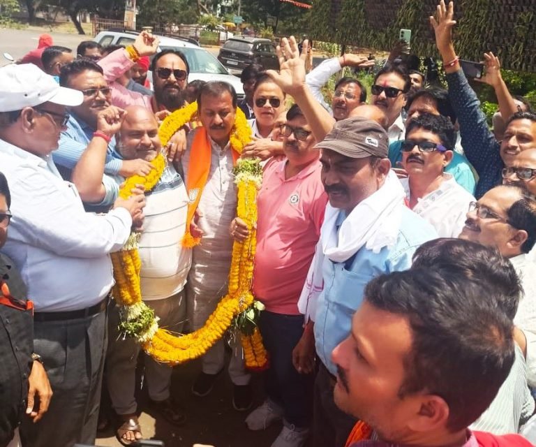 BMS-came-out-in-support-of-BJP-candidate-Vijay-Baghel-workers-in-enthusiasm