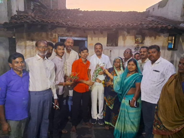 Rajendra-Sahu-arrived-to-congratulate-the-students-who-came-in-the-merit-list-of-CG-Board-10th-and-12th