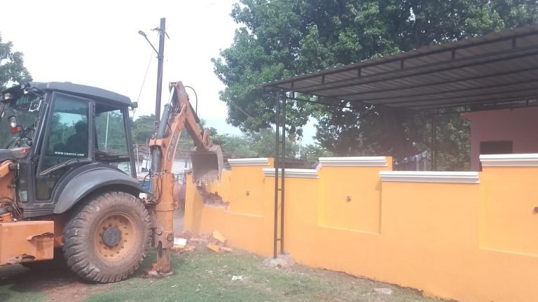 BSP-broke-the-encroached-house-of-criminal-Amits-sister-found-weapons-and-knives3