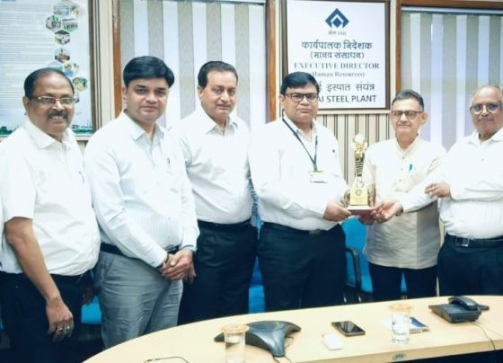 SAIL NEWS: QCFI won the Best Supporting Organization Award, ED HR of Bhilai Steel Plant received the trophy