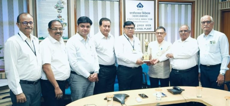SAIL-NEWS-QCFI-won-the-Best-Supporting-Organization-Award-ED-HR-of-Bhilai-Steel-Plant-received-the-trophy