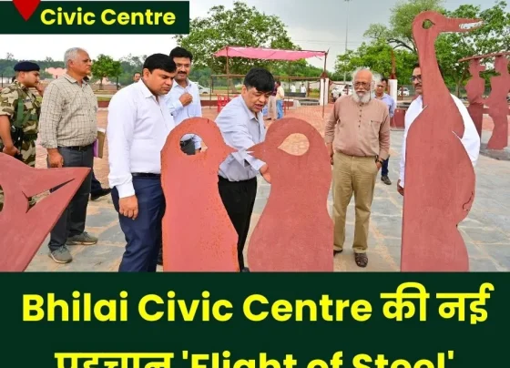 Bhilai Civic Centre DIC Anirban Das along with Padmabhushan Jatindas arrived to watch 'Flight of Steel'