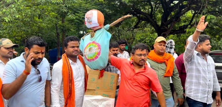In-Lok-Sabha-Rahul-Gandhi-called-BJP-a-hater-BJP-workers-burnt-effigy-in-Bhilai