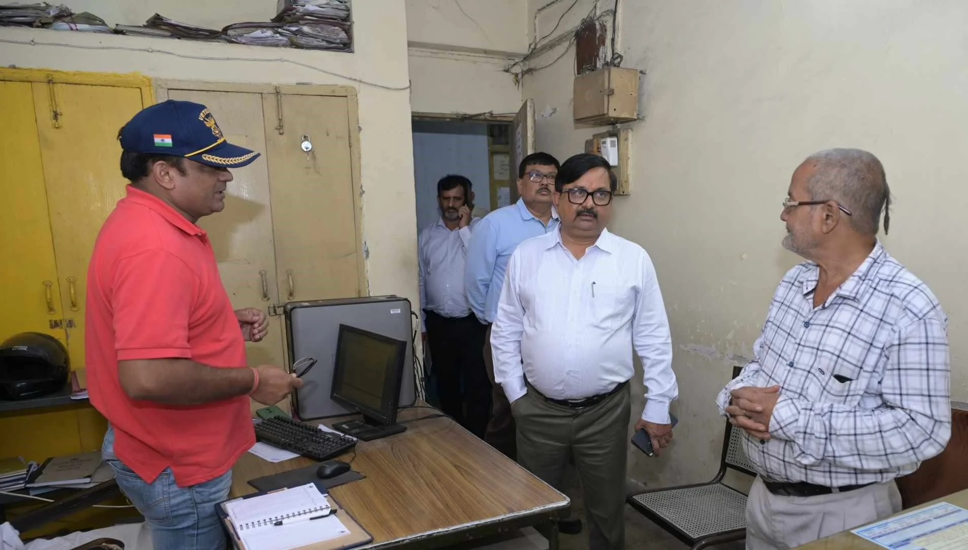 Director in-charge of Bokaro Steel Plant raided the Municipal Administration Department, took feedback from the employees