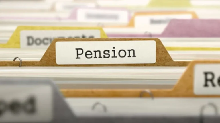 Fight-over-EPS-95-pension-pensioners-calling-Nitish-Naidu-as-super-PM-and-EPFO-Modi…3