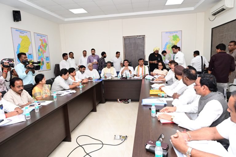 Big-News-PCC-in-charge-took-important-meeting-of-Chhattisgarh-Congress-strategy-made-for-assembly-urban-body-and-panchayat-elections