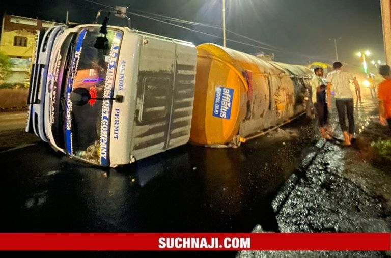 Chhattisgarh-Breaking-Oil-tanker-overturned-on-Raipur-Bhilai-NH-oil-spilled-on-the-highway-wheels-of-vehicles-stopped