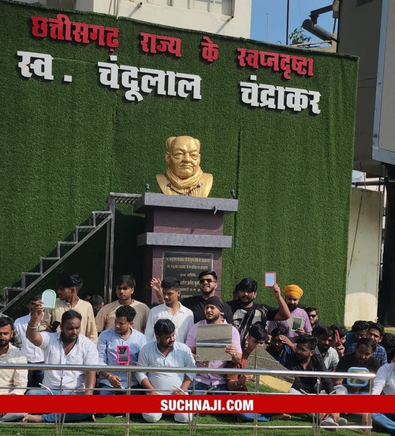 NSUI-shows-mirror-to-the-government-protests