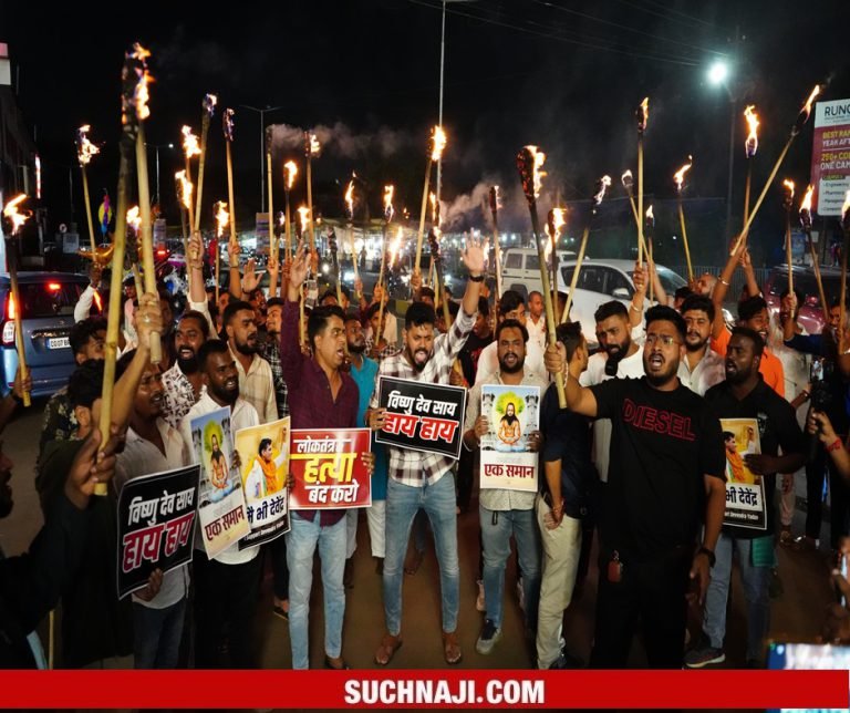 Protest-against-the-arrest-of-MLA-and-leaders-Youth-Congress-workers-came-out-with-torches-in-their-hands