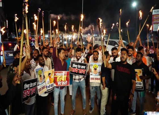 Protest against the arrest of MLA and leaders, Youth Congress workers came out with torches in their hands