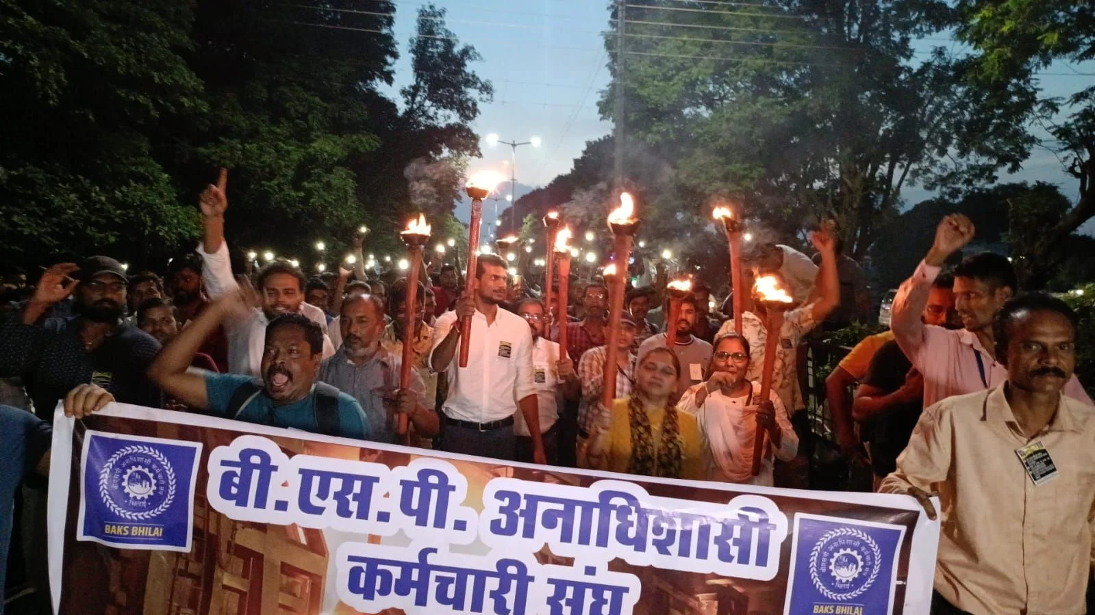 SAIL Bonus: Flame of anger of BSP employees burns as evening falls, mashaal juloos