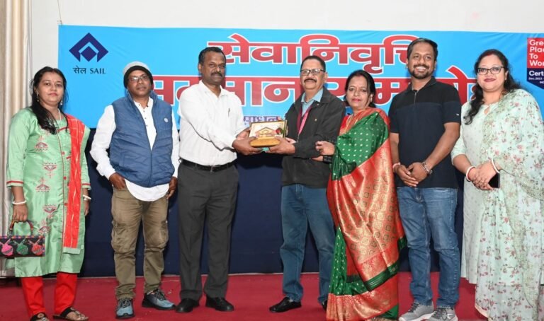 Bokaro Steel Plant 4 officers and 30 employees of BSL retired