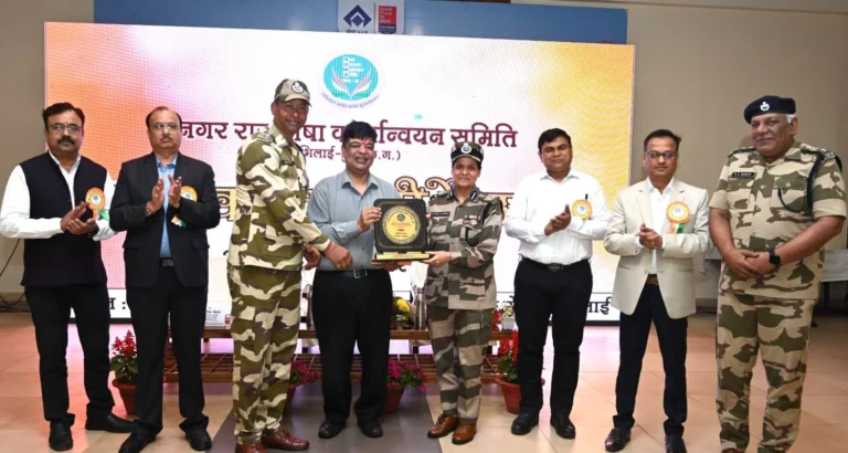 Award ceremony in Diamond Jubilee half yearly meeting, CISF and personnel received trophies