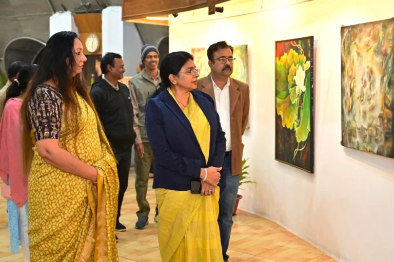 BSP News Rashmi Bhalla's paintings are attracting people in Nehru Art Gallery