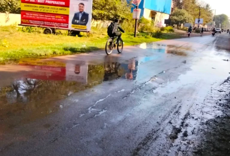 Bhilai Township: Drain water flowing on the main road of HUDCO, Collector Sahiba BSP is not listening