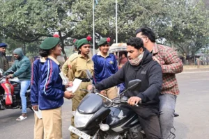 Employees of Bokaro Steel Plant got tilak applied on the square, gave a lesson on traffic rules