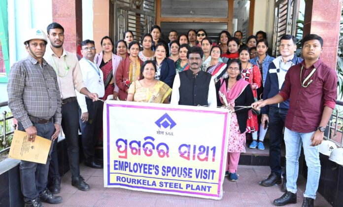 Rourkela Steel Plant: Spouses of employees also reached the plant