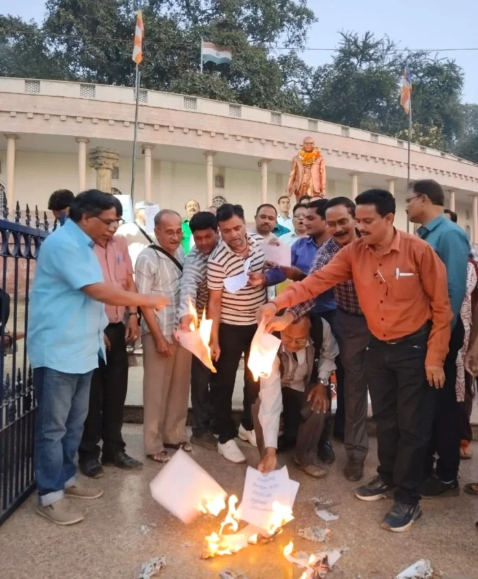 Effigies of budget 2025 copies burnt in Raipur