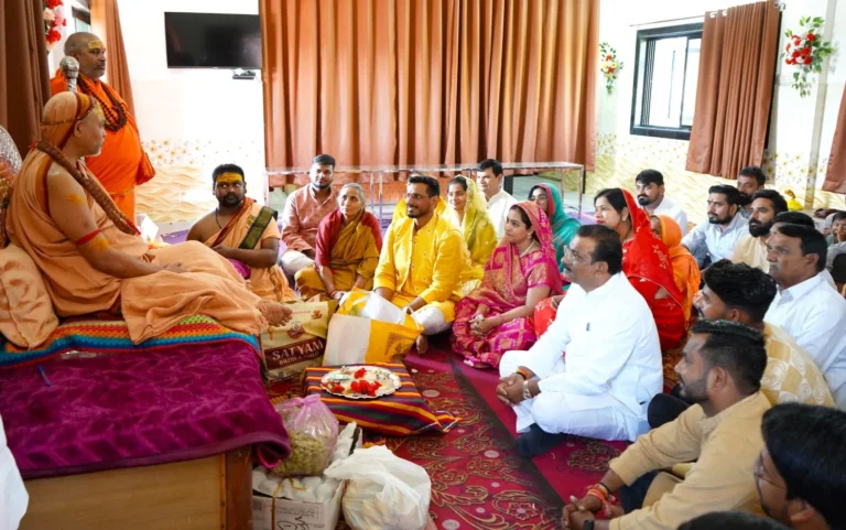 MLA Devendra Yadav arrived with his family to meet Shankaracharya Swami Shri Avimukteshwarananda