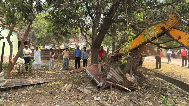 Bhilai Steel Plant bulldozer ran on Netaji encroachment, the matter had reached the High Court