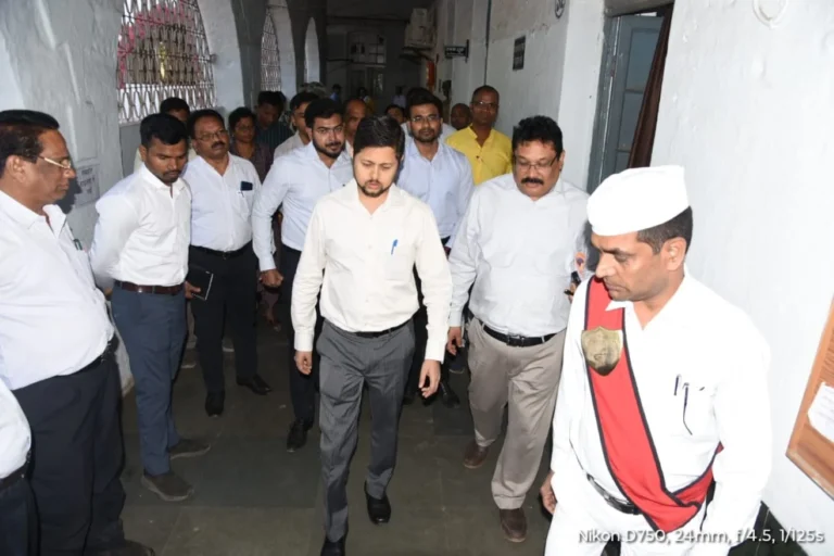 Durg district's new collector Abhijeet Singh entered the field as soon as he took charge