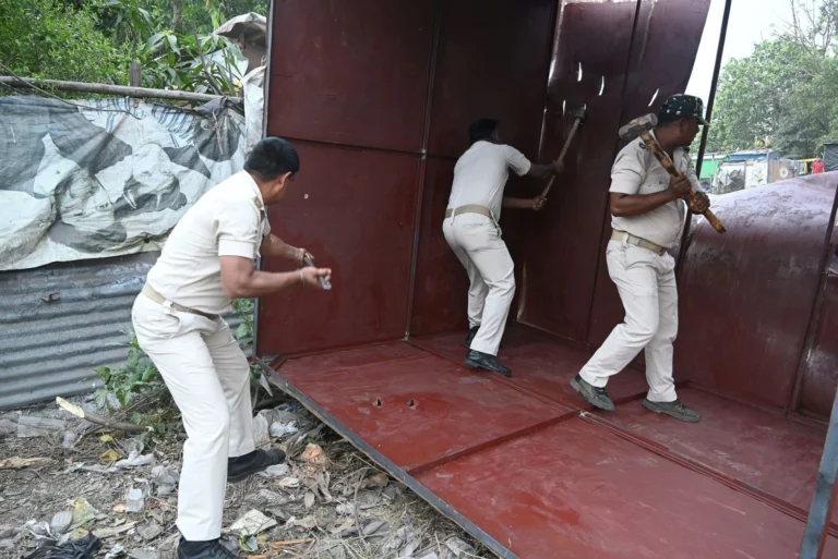 Everyone was immersed in the fun of Holi, the encroachers were encroaching on the land of Bokaro Steel Plant, now demolished