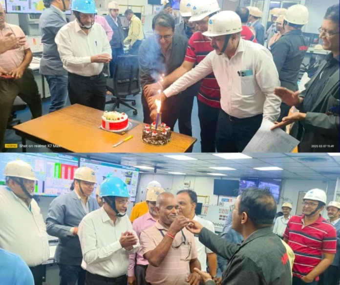 Good news from Bhilai Steel Plant, cake cut in blast furnace, celebrations (1)